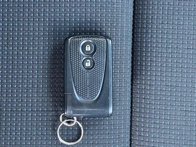 �y�X�}�[�g�L�[�z�J�o����|�P�b�g�ɓ���Ď����Ă��邾���ŁA�{�^����Ńh�A���b�N���J�ł��܂��B�X�}�[�g�L�[�������āA�u���[�L�𓥂�ŃX�C�b�`�����������ŃG���W�����n�����܂��I