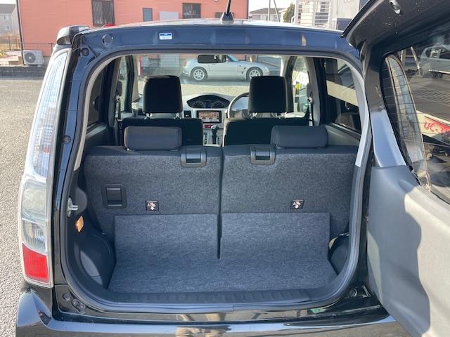 �y���Q�b�W���[���z���i�̂���������ʋ΁A���}���ɏ\���ȉ׎��X�y�[�X���m�ۂ��Ă���܂��B�Z�J���h�V�[�g��|���ƁA�傫�ȉו��̐ύڂ��\�ł���