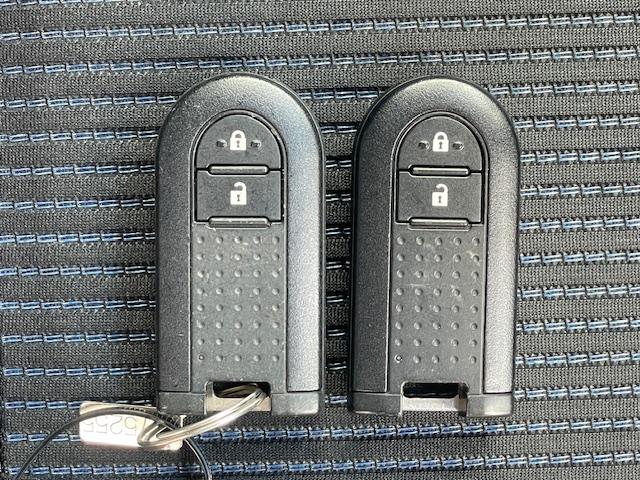 �y�X�}�[�g�L�[�z�J�o����|�P�b�g�ɓ���Ď����Ă��邾���ŁA�{�^����Ńh�A���b�N���J�ł��܂��B�X�}�[�g�L�[�������āA�u���[�L�𓥂�ŃX�C�b�`�����������ŃG���W�����n�����܂��I���S�̃X�y�A�L�[�t���I