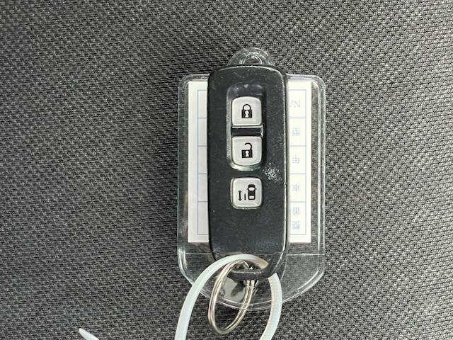 �y�X�}�[�g�L�[�z�J�o����|�P�b�g�ɓ���Ď����Ă��邾���ŁA�{�^����Ńh�A���b�N���J�ł��܂��B�X�}�[�g�L�[�������āA�u���[�L�𓥂�ŃX�C�b�`�����������ŃG���W�����n�����܂��I