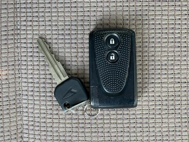 �y�X�}�[�g�L�[�z�J�o����|�P�b�g�ɓ���Ď����Ă��邾���ŁA�{�^����Ńh�A���b�N���J�ł��܂��B�X�}�[�g�L�[�������āA�u���[�L�𓥂�ŃX�C�b�`�����������ŃG���W�����n�����܂��I