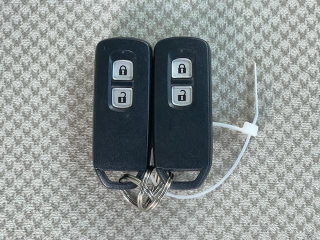 �y�X�}�[�g�L�[�z�J�o����|�P�b�g�ɓ���Ď����Ă��邾���ŁA�{�^����Ńh�A���b�N���J�ł��܂��B�X�}�[�g�L�[�������āA�u���[�L�𓥂�ŃX�C�b�`�����������ŃG���W�����n�����܂��I���S�̃X�y�A�L�[�t���I