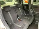 【後部座席】足元広々の後部座席は小さなお子様から大人の方まで、広々とした空間です。長距離ドライブの際もゆっくりお寛ぎいただけます。