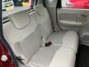【後部座席】足元広々の後部座席は小さなお子様から大人の方まで、広々とした空間です。長距離ドライブの際もゆっくりお寛ぎいただけます。