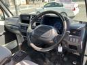 納車時には、オイル・エレメント交換を無料で行っております。又、消耗具合に応じてバッテリー・ワイパーゴム・ブレーキパッド・クーラーガス等もサービスの一環として行っております。
