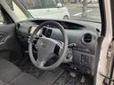 納車時には、オイル・エレメント交換を無料で行っております。又、消耗具合に応じてバッテリー・ワイパーゴム・ブレーキパッド・クーラーガス等もサービスの一環として行っております。