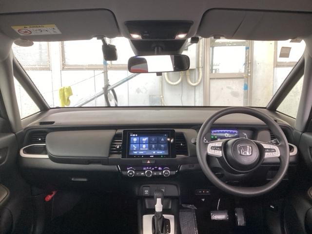 フィット ホーム　ディスプレイオーディオ　リヤカメラ　Ｂカメラ　横滑り防止機能　ＬＥＤライト　フルオートエアコン　ＡＢＳ　スマキー　ドライブレコーダー　盗難防止装置　サイドエアバック　クルーズコントロール　ＵＳＢポート（13枚目）