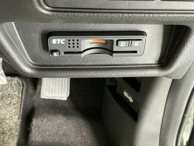 オデッセイ アブソルート　ナビ　Ｒカメラ　ブルートゥース　フルセグ　緊急ブレーキ　アラウンドビューモニター　スマートキー＆プッシュスタート　盗難防止　クルーズＣ　ＥＴＣ装備　ＬＥＤヘッドランプ　運転席エアバック　ＤＶＤ視聴（13枚目）