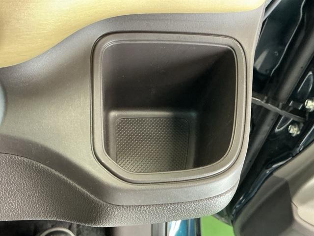 フリードハイブリッド ハイブリッド・Ｇホンダセンシング　ナビ　Ｒカメラ　ブルートゥース　フルセグ　軽減ブレーキ　キーフリーシステム　記録簿　ＤＶＤ再生可能　ＥＣＯＮ　後カメラ　Ａクルーズ　ＬＥＤヘッドランプ　横滑防止　パワーウインドウ　３列シート　ＥＴＣ付（17枚目）