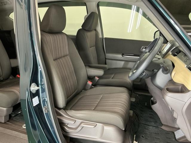 フリードハイブリッド ハイブリッド・Ｇホンダセンシング　ナビ　Ｒカメラ　ブルートゥース　フルセグ　軽減ブレーキ　キーフリーシステム　記録簿　ＤＶＤ再生可能　ＥＣＯＮ　後カメラ　Ａクルーズ　ＬＥＤヘッドランプ　横滑防止　パワーウインドウ　３列シート　ＥＴＣ付（19枚目）