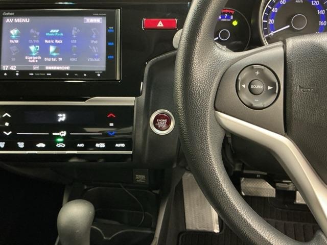 フィット １３Ｇ・Ｌパッケージ　ナビ　Ｒカメラ　ブルートゥース　フルセグ　盗難警報装置　Ｂカメ　Ｓキー　フルオートエアコン　整備記録簿　リモコンキー　横滑り防止機能　エアバック　アイスト　ＥＴＣ付き　パワーウィンド　Ｗエアバッグ（3枚目）