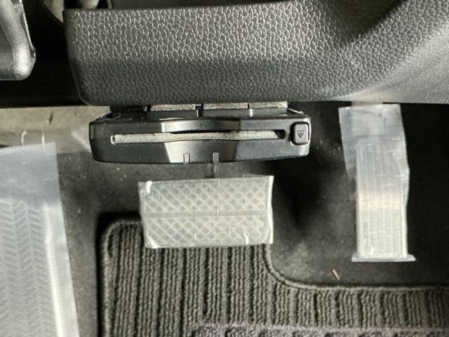 フィット １３Ｇ・Ｌパッケージ　ナビ　Ｒカメラ　ブルートゥース　フルセグ　盗難警報装置　Ｂカメ　Ｓキー　フルオートエアコン　整備記録簿　リモコンキー　横滑り防止機能　エアバック　アイスト　ＥＴＣ付き　パワーウィンド　Ｗエアバッグ（13枚目）