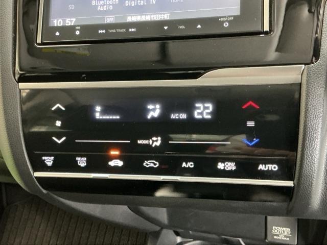 フィット １３Ｇ・Ｌパッケージ　ナビ　Ｒカメラ　ブルートゥース　フルセグ　盗難警報装置　Ｂカメ　Ｓキー　フルオートエアコン　整備記録簿　リモコンキー　横滑り防止機能　エアバック　アイスト　ＥＴＣ付き　パワーウィンド　Ｗエアバッグ（14枚目）