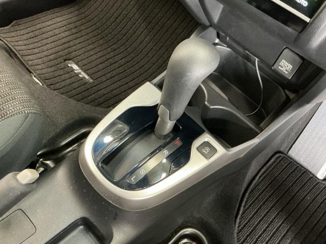 フィット １３Ｇ・Ｌパッケージ　ナビ　Ｒカメラ　ブルートゥース　フルセグ　盗難警報装置　Ｂカメ　Ｓキー　フルオートエアコン　整備記録簿　リモコンキー　横滑り防止機能　エアバック　アイスト　ＥＴＣ付き　パワーウィンド　Ｗエアバッグ（15枚目）