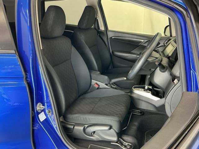 フィット １３Ｇ・Ｌパッケージ　ナビ　Ｒカメラ　ブルートゥース　フルセグ　盗難警報装置　Ｂカメ　Ｓキー　フルオートエアコン　整備記録簿　リモコンキー　横滑り防止機能　エアバック　アイスト　ＥＴＣ付き　パワーウィンド　Ｗエアバッグ（17枚目）