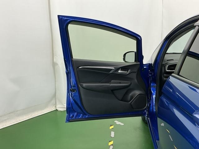 フィット １３Ｇ・Ｌパッケージ　ナビ　Ｒカメラ　ブルートゥース　フルセグ　盗難警報装置　Ｂカメ　Ｓキー　フルオートエアコン　整備記録簿　リモコンキー　横滑り防止機能　エアバック　アイスト　ＥＴＣ付き　パワーウィンド　Ｗエアバッグ（61枚目）