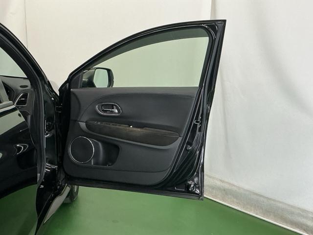 ヴェゼル ハイブリッドＲＳ・ホンダセンシング　ドラレコ　ナビ　Ｒカメラ　ブルートゥース　ＥＴＣ付　定期点検記録簿　サイドＳＲＳ　フルオートエアコン　ＵＳＢ接続　両席エアバック　スマキー　オートクルーズコントロール　衝突軽減ブレーキシステム　イモビ（71枚目）