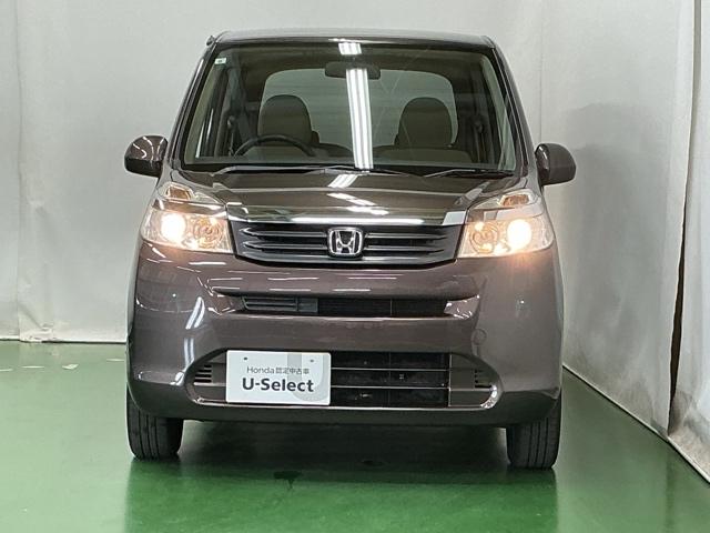 ハロゲンヘッドライトは暖かみのある色で優しく、明るく照射します。オートライトコントロール付きで周囲の明るさに応じて自動で点灯・消灯します