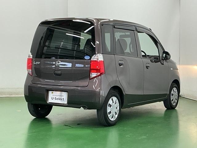 プライバシーガラスが装備されています。外を見るときには気にならずに、後方車両からは車内が見えにくくなってます