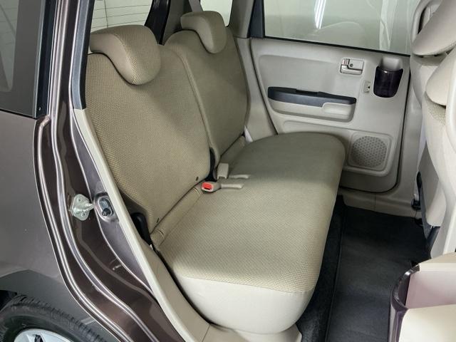 フラットな床と膝回りや頭上スペースなど十分な広さがあります