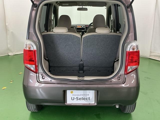 リクライニングの角度が調整できたり折りたたんだり、いろいろな使い方ができる広くて使い勝手のいい荷室。※一部、角度調整などができない車種もございます