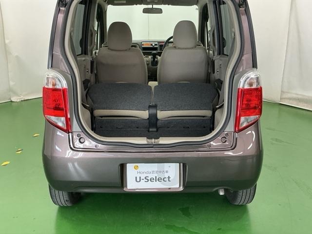 リアシートを前方に倒せば、つり道具など長尺物も収納可能です。左右別々で倒せる２分割式です