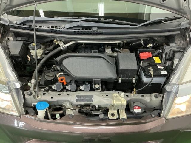 エンジンルームもきれいにクリーニングしています、きれいなエンジンだからこそ丁寧なメンテナンスが行き届きます