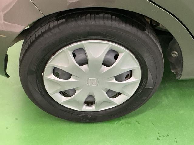 スチールホイールにはきれいにクリーニングされたホイールトリム（キャップ）が付いています