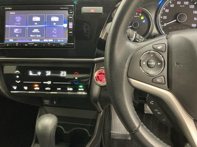ホンダ純正メモリーナビ搭載なので、遠方へのドライブもお任せ下さい！ステアリング左手側にオーディオ関連のコントロールスイッチを配置しています。操作時は視線を逸らすことなく運転に集中できます