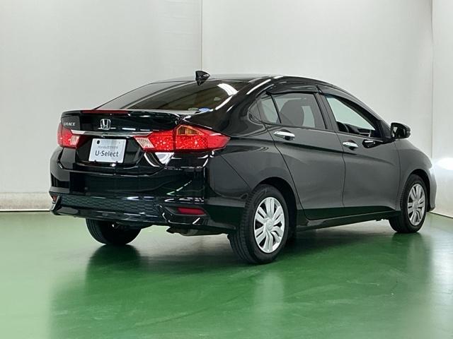 プライバシーガラスが装備されています。外を見るときには気にならずに、後方車両からは車内が見えにくくなってます