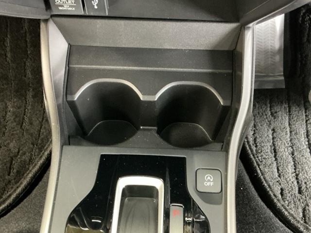 ドリンクホルダー／小物入れにもなって便利です