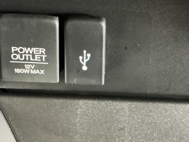 ＵＳＢ入力端子ついてます。ＵＳＢメモリを接続して音楽ファイル、画像ファイル、動画ファイルなどをナビ画面で楽しめます　※一部のディスプレイオーディオ、ＣＤチューナーの場合は音楽ファイルのみとなります