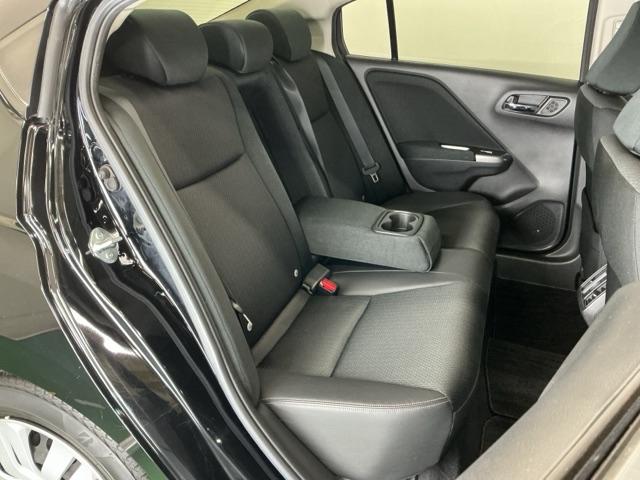 フラットな床と膝回りや頭上スペースなど十分な広さがあります