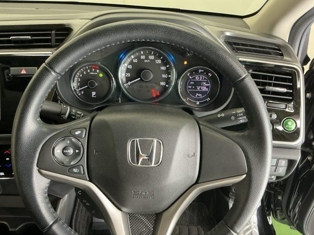 左手側にオーディオ関連のコントロールスイッチを配置、視線を逸らすことなく運転に集中できます