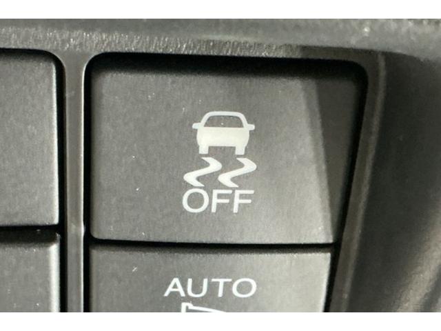 ＶＳＡ（横滑り抑制）は滑りやすい路面・カーブを走っている時に起こりがちな横滑りをコンピューター制御で抑制し、運転にゆとりをもたらします