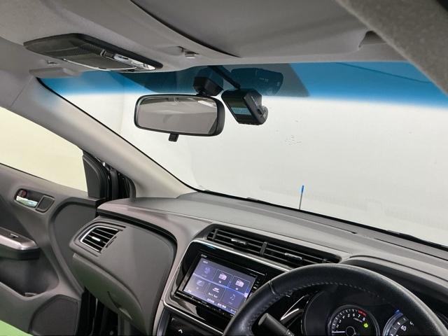 ハーフシェイドフロントウインドウ【Ｆガラス上端の青色透かし】を装備しています。広いフロントガラスで視界を確保しつつ眩しさを軽減、有と無しではずいぶん違いますよ