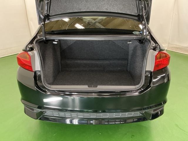 いろいろな使い方ができる広くて使い勝手のいい荷室。※一部、角度調整などができない車種もございます