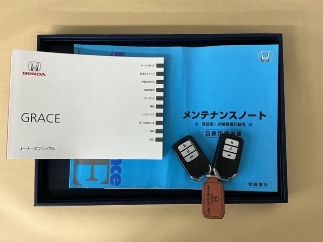 メンテナンスノート【点検整備記録簿・保証書】、取説も揃ってます。スマートキーはバッグなどにしまったままボタン操作でエンジンの始動・停止ができて大変便利です