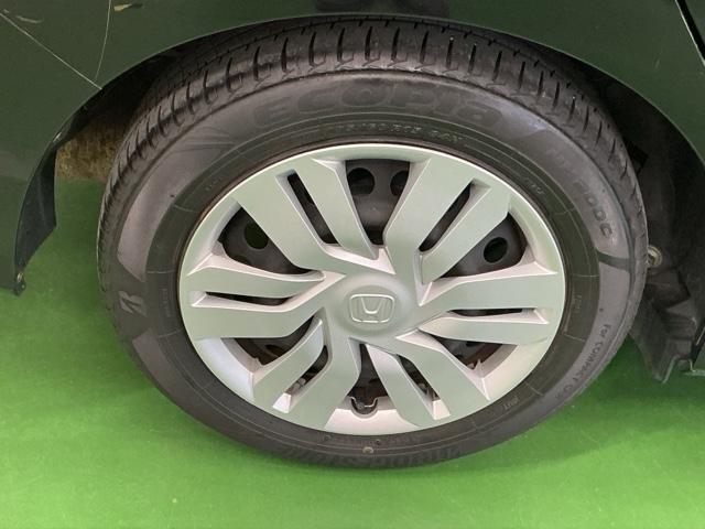 スチールホイールにはきれいにクリーニングされたホイールトリム（キャップ）が付いています