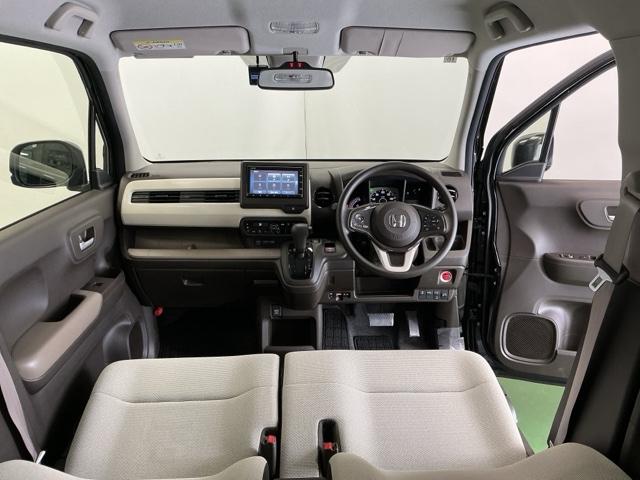 ドライバーを中心に自然に手が届く位置にＡＴセレクトレバーやエアコン、様々な操作スイッチなどを配置、操作性に優れています