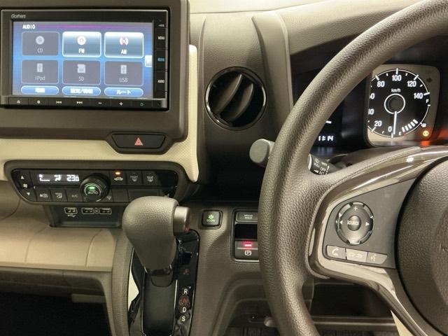 ホンダ純正メモリーナビ搭載なので、遠方へのドライブもお任せ下さい！ステアリング左手側にオーディオ関連のコントロールスイッチを配置しています。操作時は視線を逸らすことなく運転に集中できます