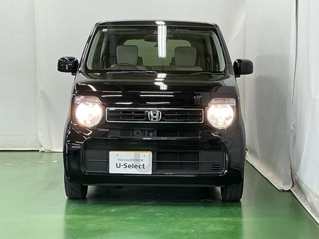 ハロゲンヘッドライトは暖かみのある色で優しく、明るく照射します。オートライトコントロール付きで周囲の明るさに応じて自動で点灯・消灯します。