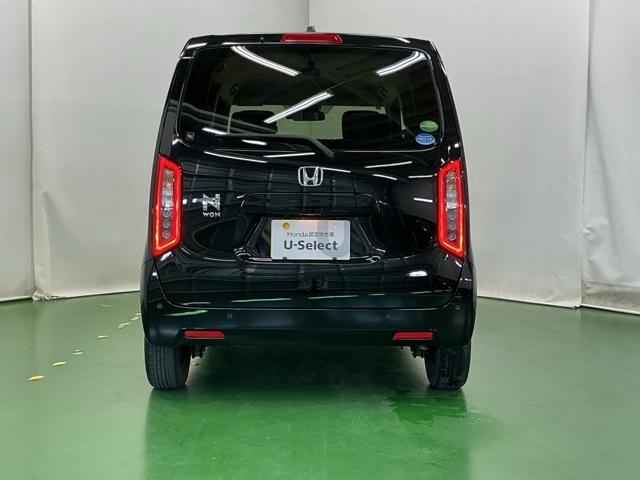 汚れが付着しやすいリヤガラスにはリヤワイパーが付いています。フロントのワイパーがＯＮの時はシフトレバーをリバースに入れるとリヤワイパーがリンクして作動、クリヤーな視界が保てます。