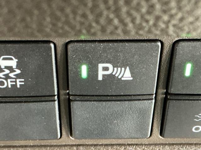 パーキングセンサーシステムは走行中に障害物が迫ると音と表示でお知らせ、低速走行時時の安心感を高めます