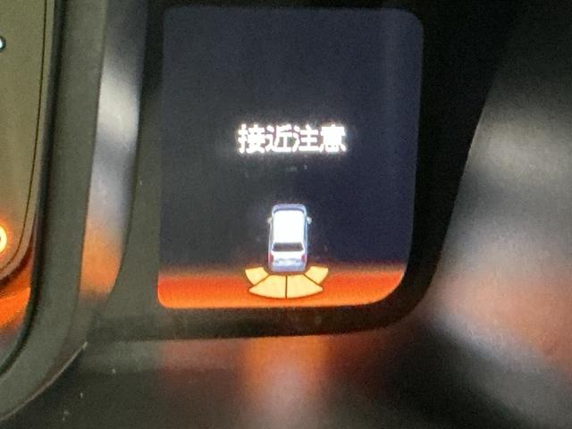 パーキングセンサーシステムは走行中に障害物が迫ると音と表示でお知らせ、低速走行時時の安心感を高めます