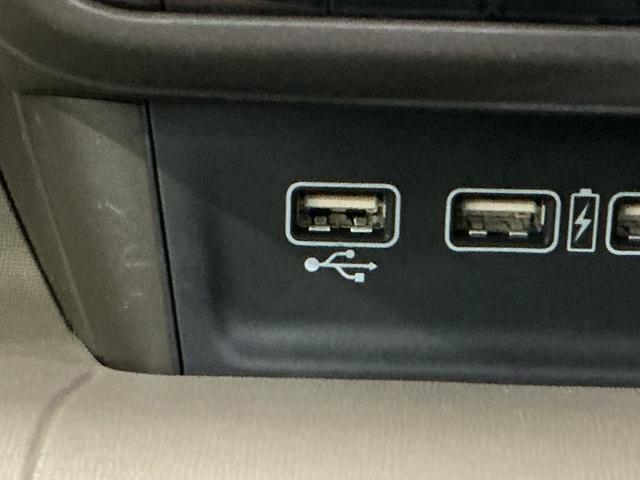 ＵＳＢ入力端子ついてます。ＵＳＢメモリを接続して音楽ファイル、画像ファイル、動画ファイルなどをナビ画面で楽しめます　※一部のディスプレイオーディオ、ＣＤチューナーの場合は音楽ファイルのみとなります