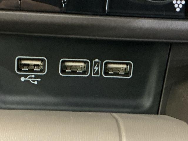 ２．５アンペア急速ＵＳＢチャージャー搭載。スマートフォンなどの充電にとっても便利です