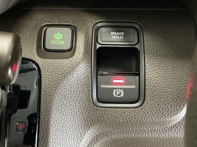 パーキングブレーキはスマートな電子制御式と合わせて渋滞時等にブレーキペダルから足を離しても停車状態を保持してくれるオートブレーキホールド機能で運転が楽になります。スタートはアクセルペダルを踏むだけ