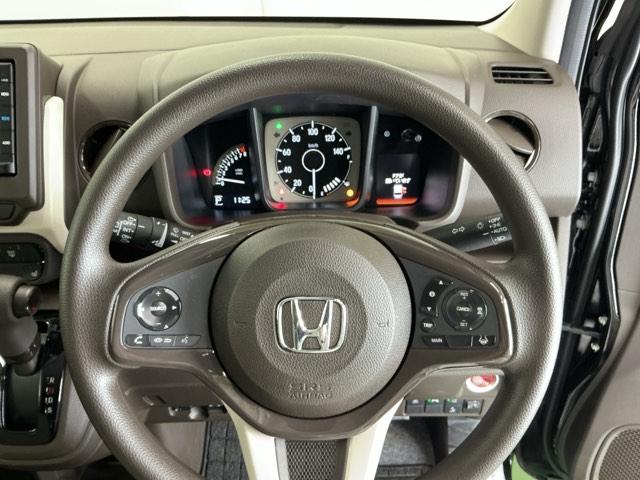 ステアリング右手側に安全運転支援機能のホンダセンシングをコントロールするスイッチ、左手側にオーディオ関連のコントロールスイッチを配置、視線を逸らすことなく運転に集中できます