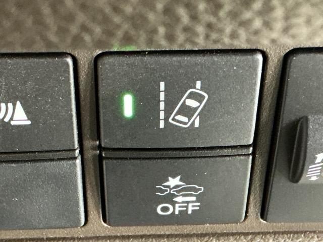 路外逸脱抑制機能は車が車線からはみ出しそうなときに車線内に戻すようにドライバーへお知らせします